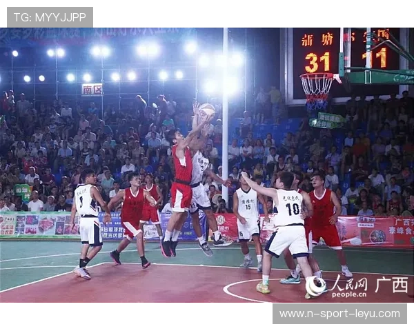 “简阳文体中心篮球赛：明星球员点燃观众激情”